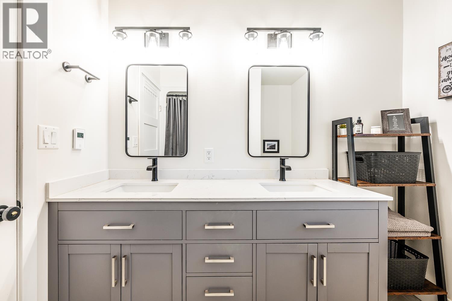 2548 MONTROSE WAY, Squamish