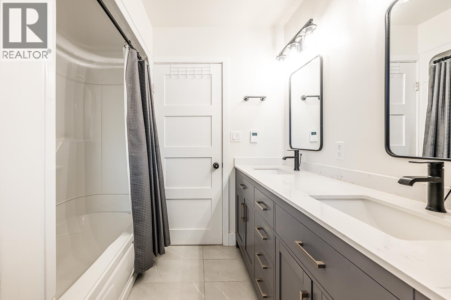 2548 MONTROSE WAY, Squamish