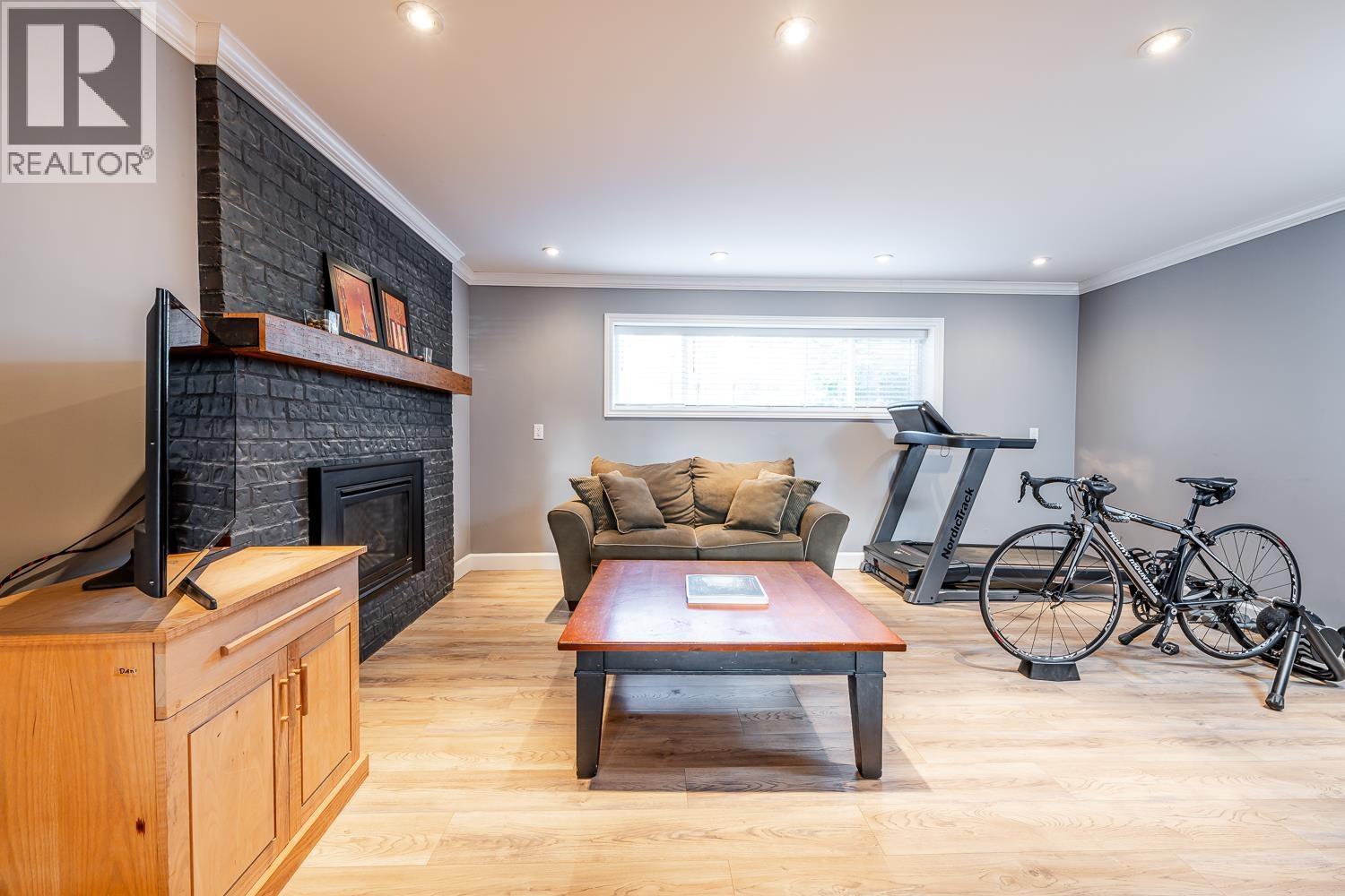 2548 MONTROSE WAY, Squamish