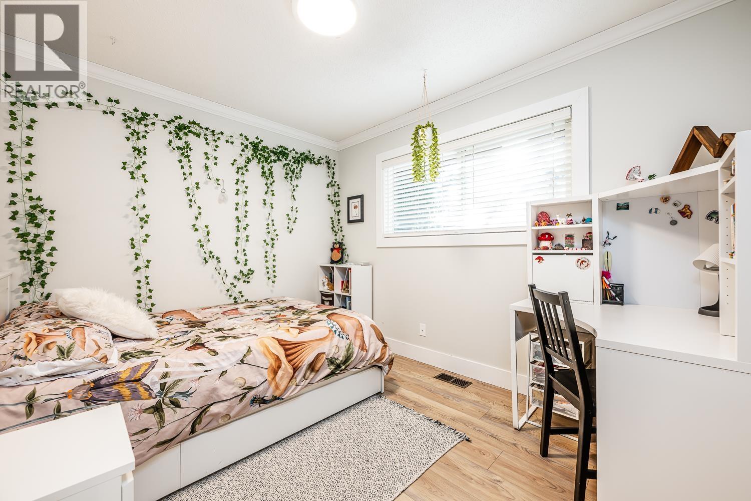 2548 MONTROSE WAY, Squamish