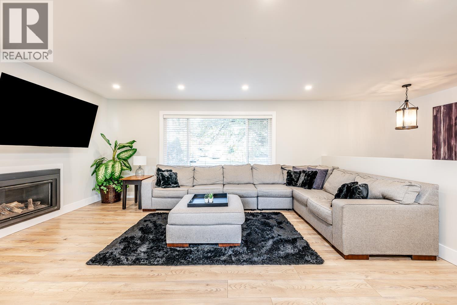 2548 MONTROSE WAY, Squamish