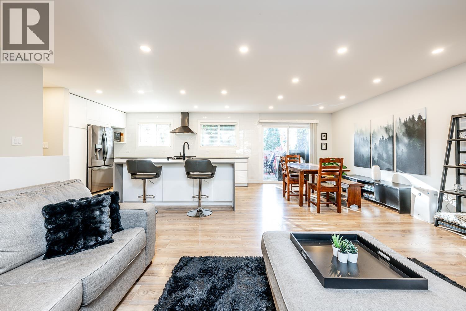 2548 MONTROSE WAY, Squamish