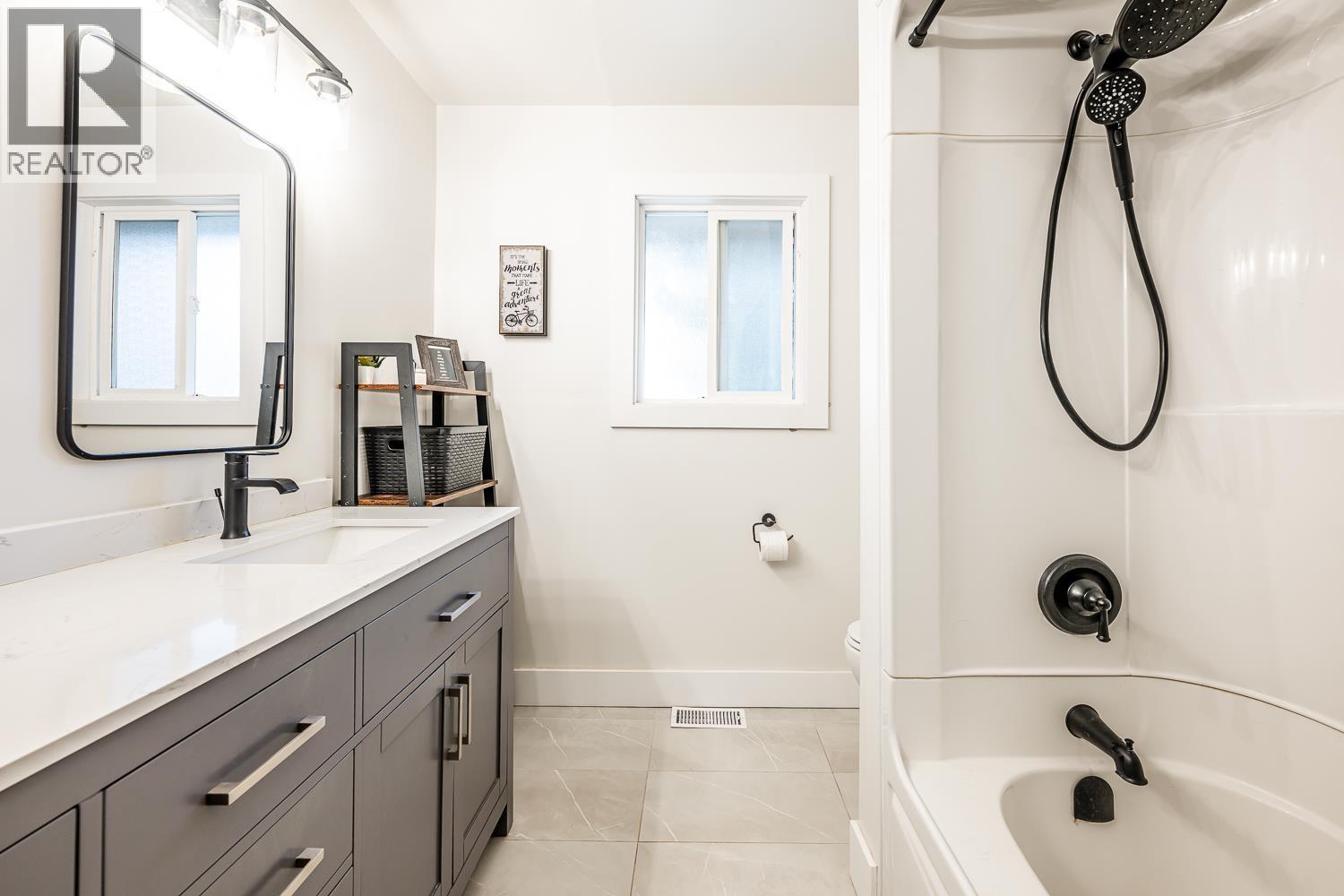 2548 MONTROSE WAY, Squamish