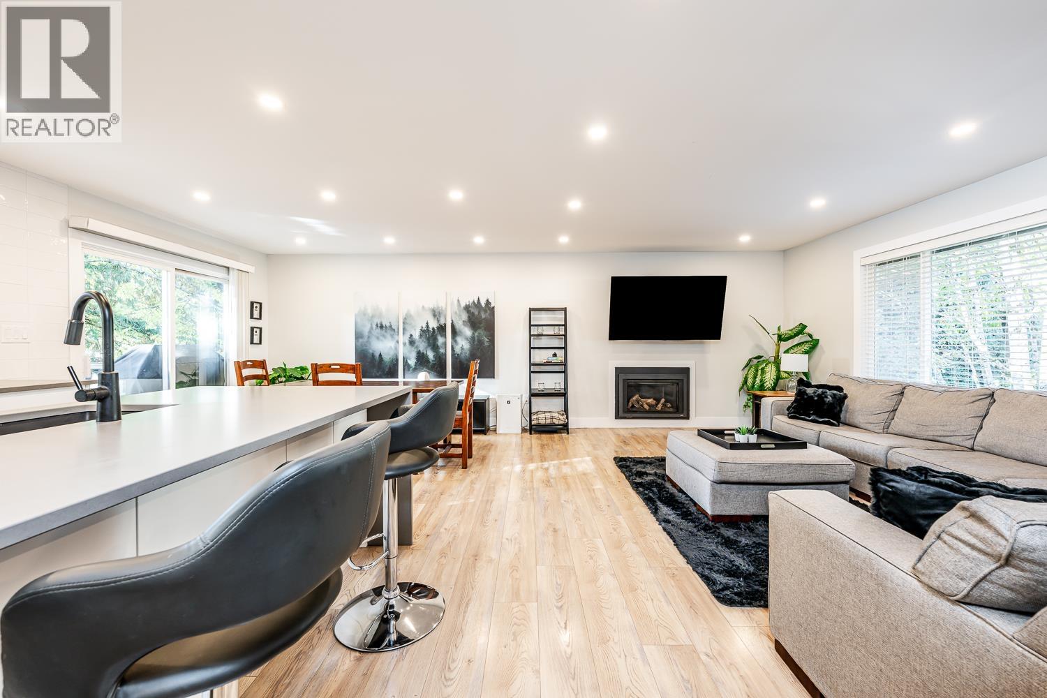 2548 MONTROSE WAY, Squamish