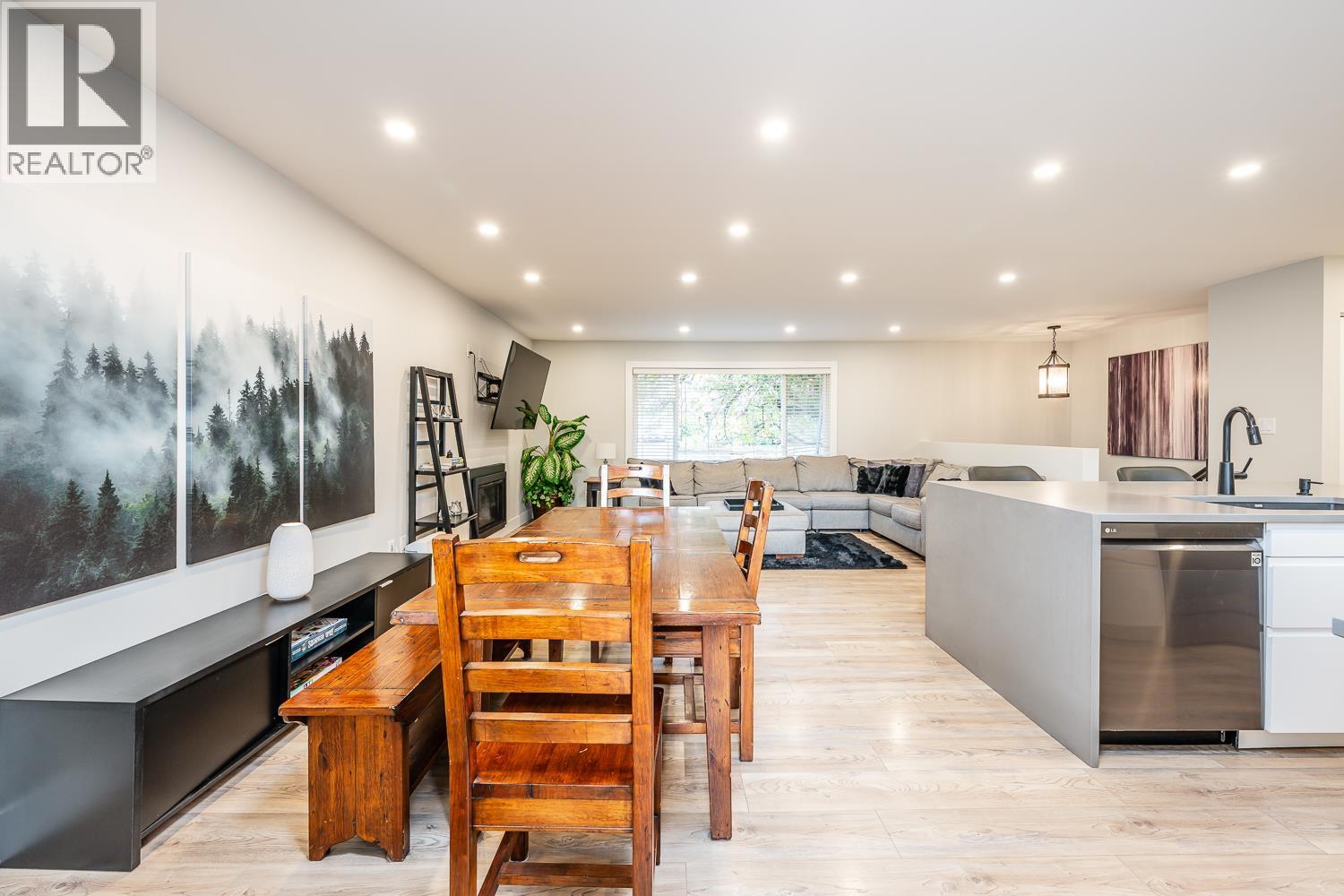 2548 MONTROSE WAY, Squamish