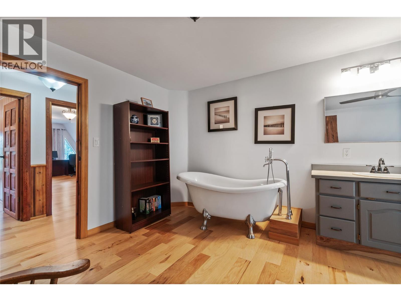 4878 Leopold Road, Celista