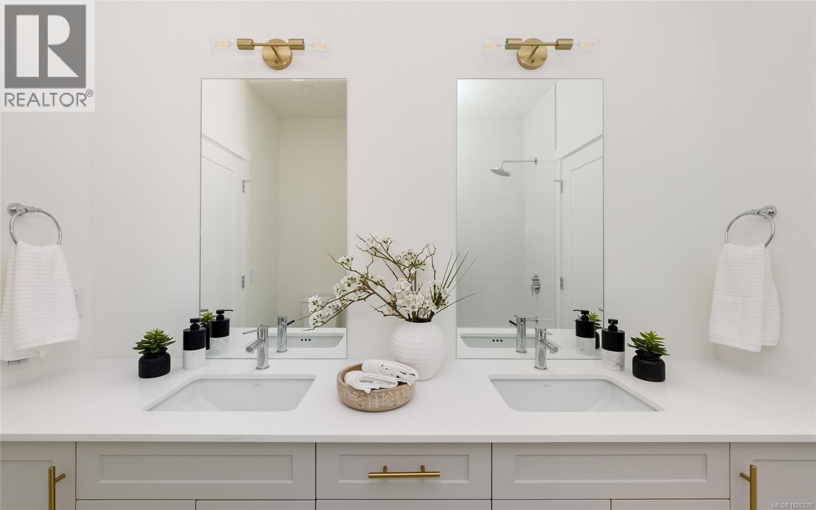 8 2536 Shelbourne St, Victoria