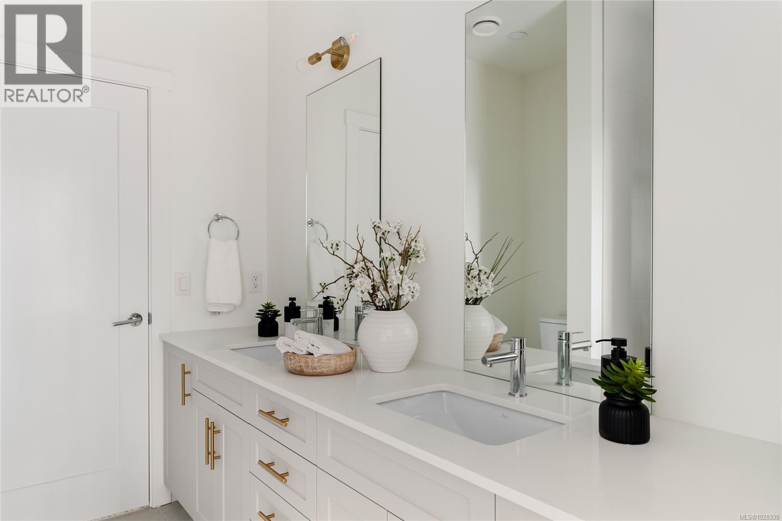 8 2536 Shelbourne St, Victoria