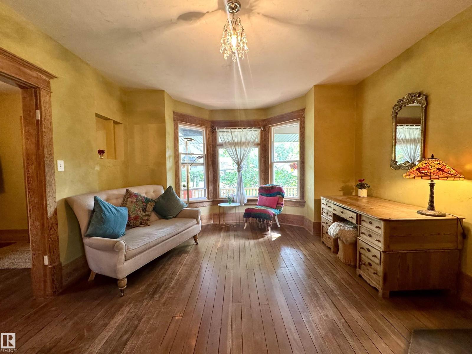 7024 105A ST NW, Edmonton