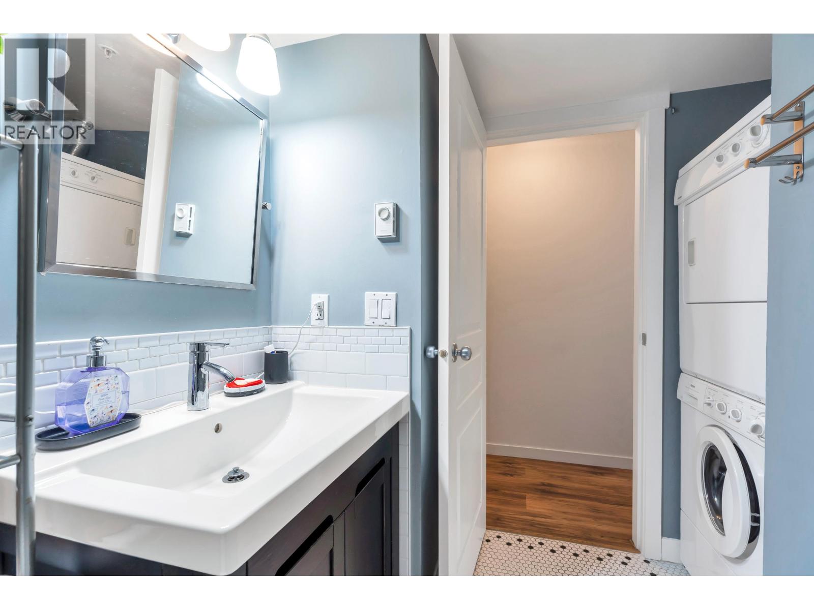 311 528 ROCHESTER AVENUE, Coquitlam