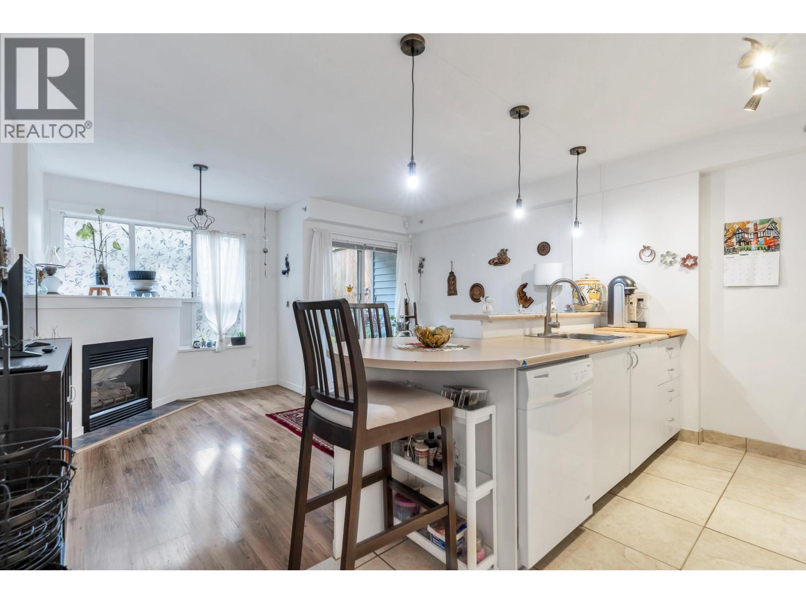 311 528 ROCHESTER AVENUE, Coquitlam