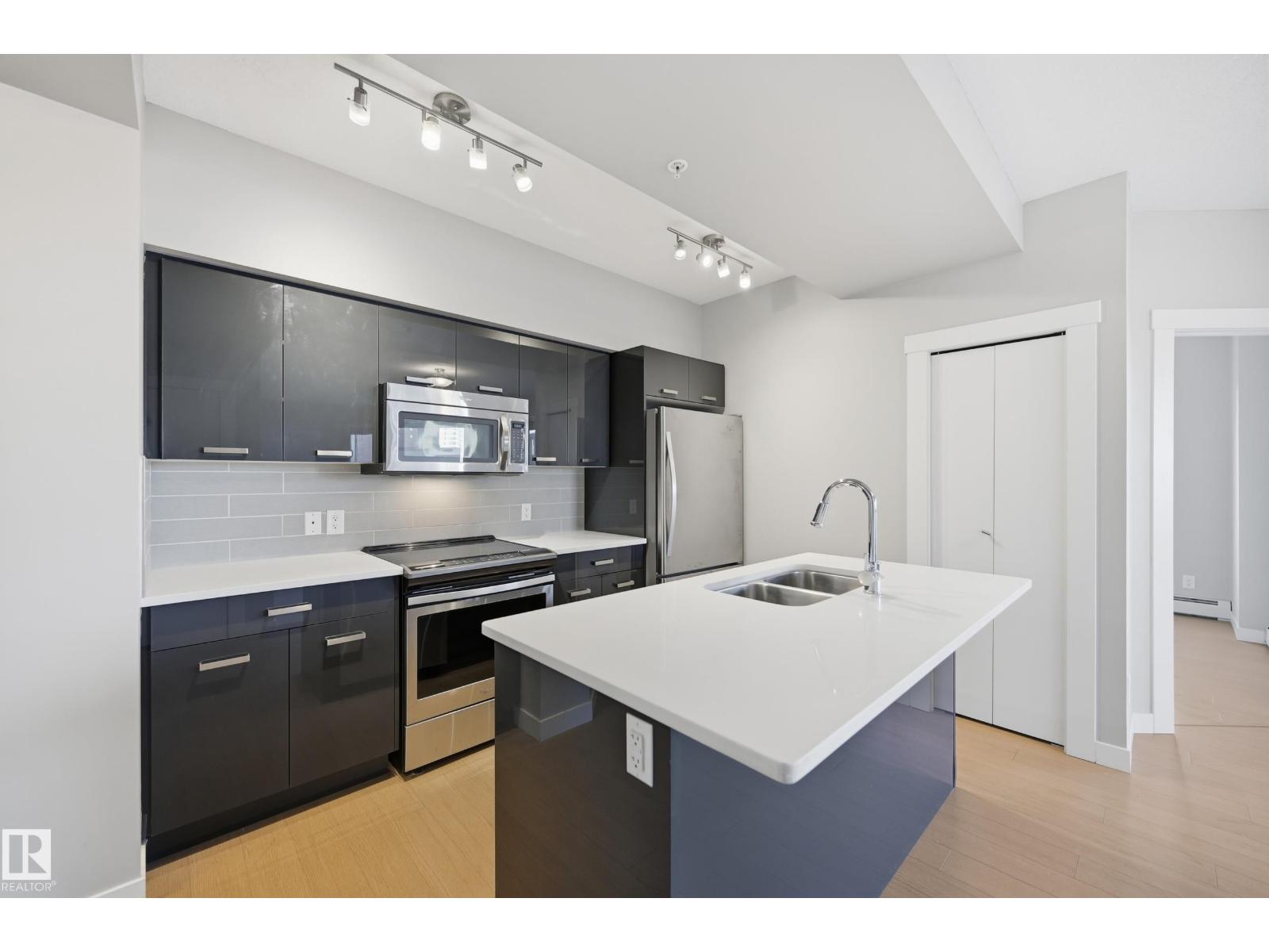 #606 10410 102 AV NW, Edmonton