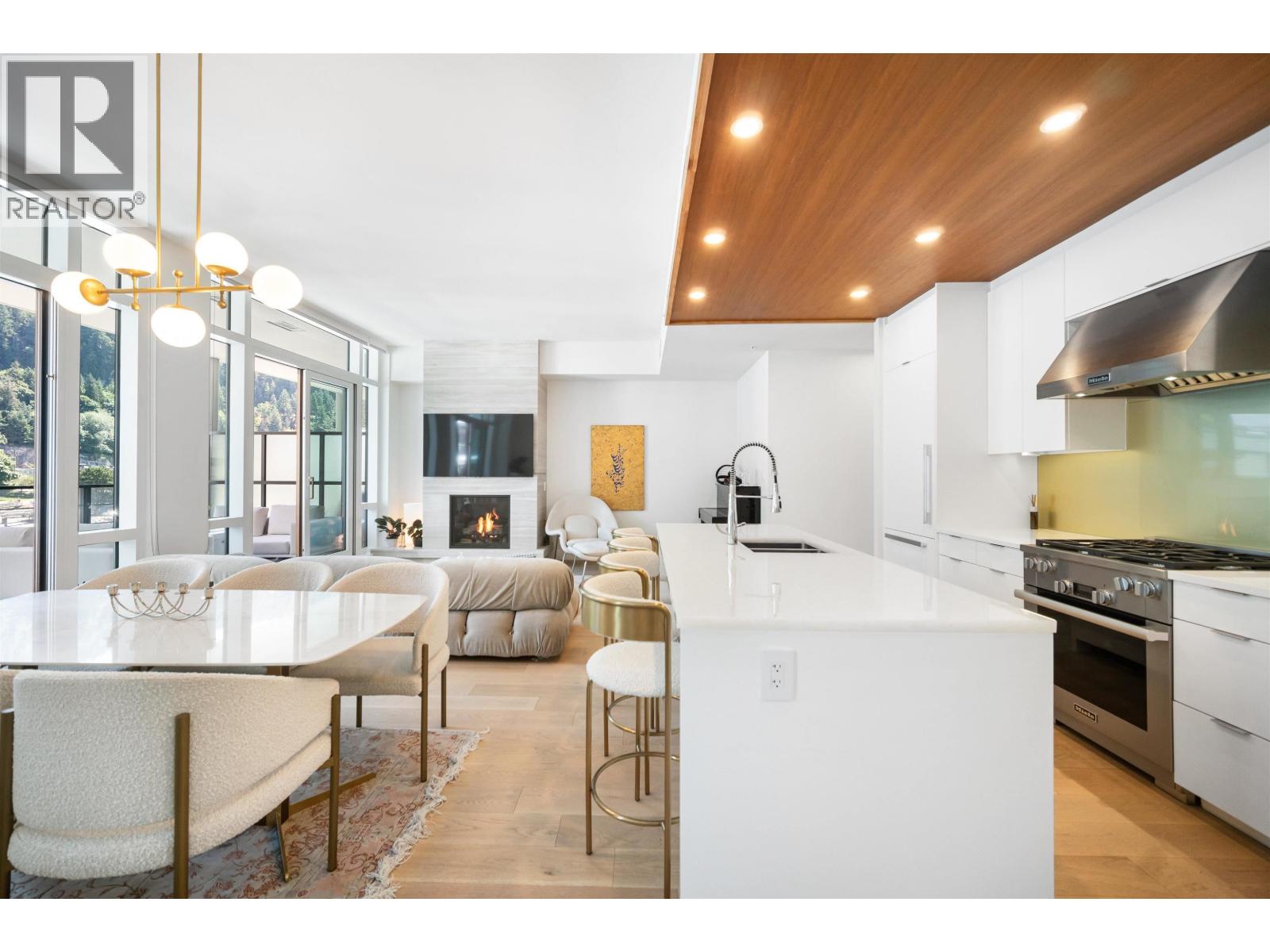 301 6697 NELSON AVENUE, West Vancouver