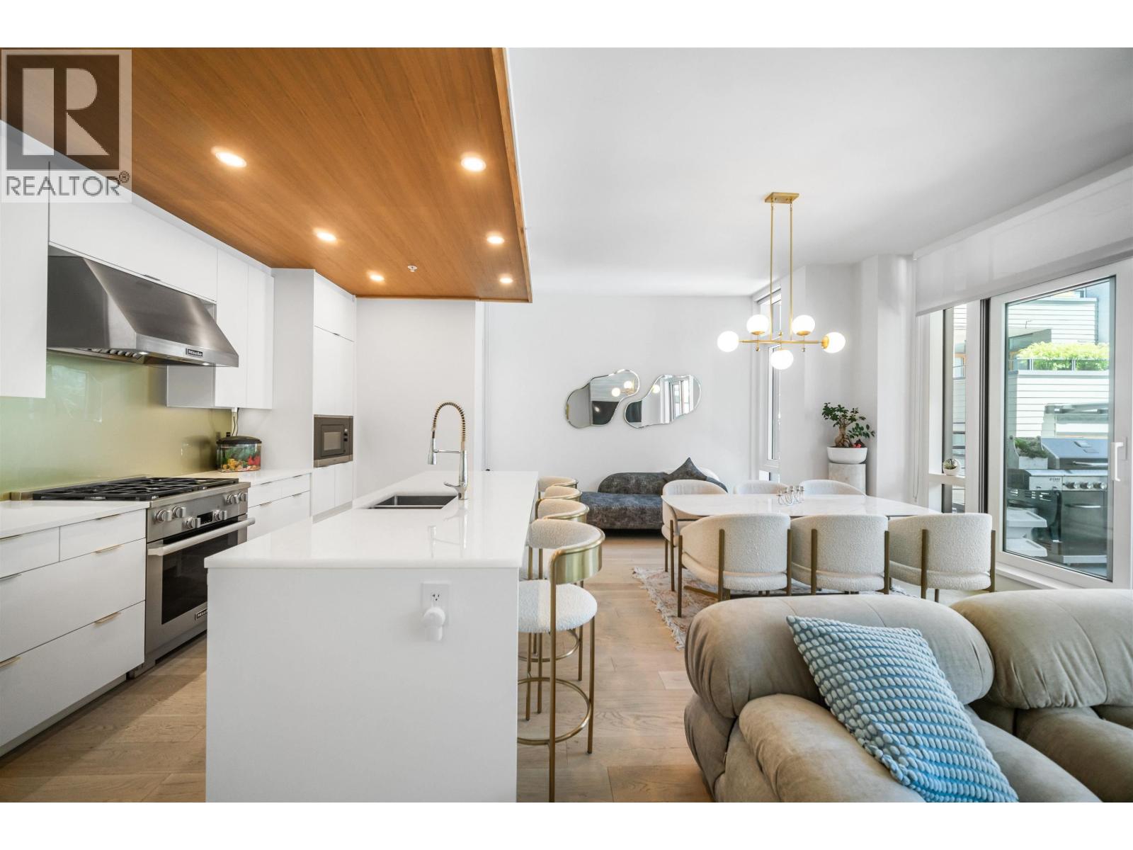 301 6697 NELSON AVENUE, West Vancouver