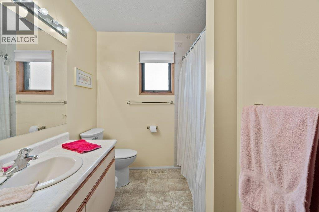  341 2 Street Southeast, Salmon Arm