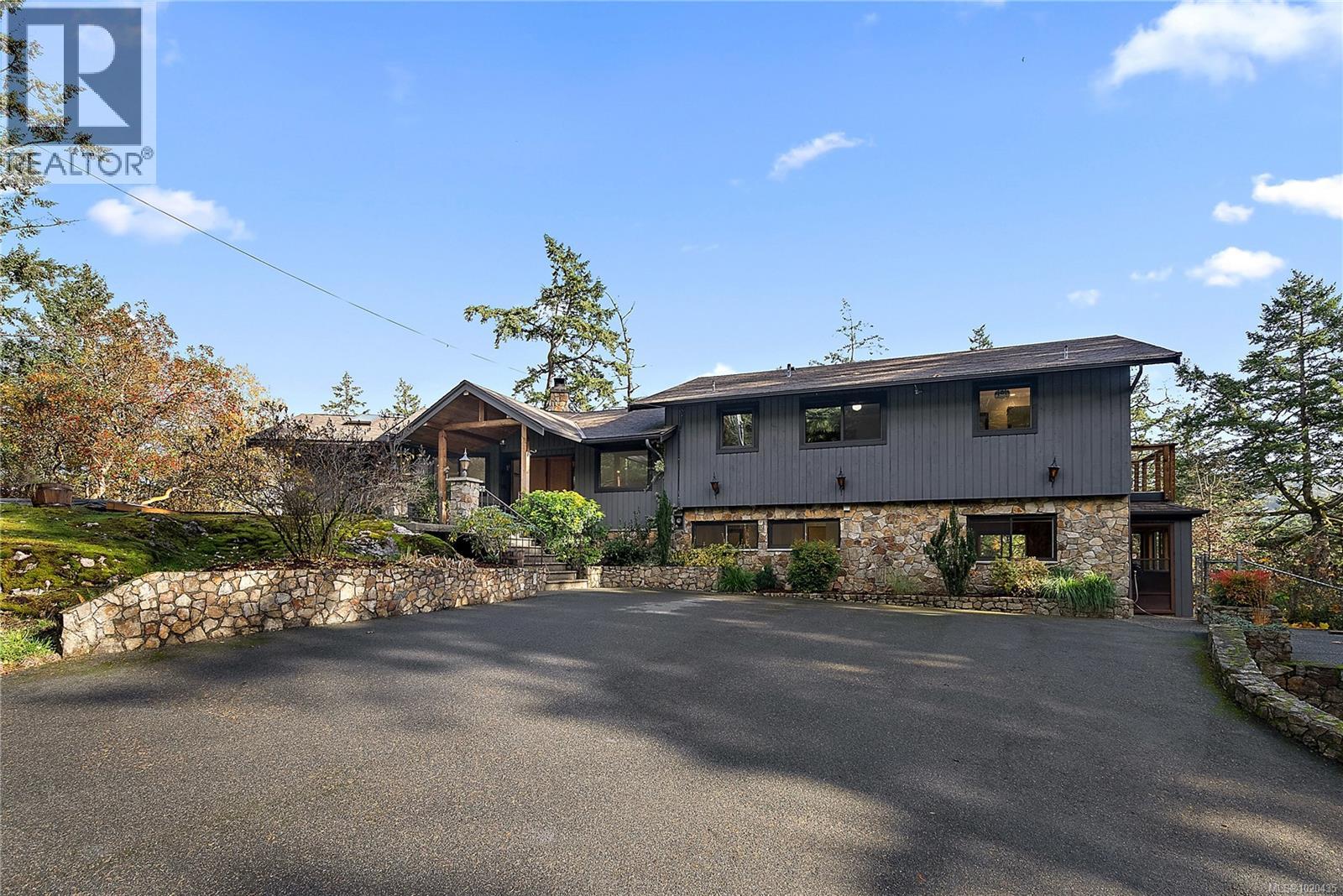 235 Hartland Ave, Saanich