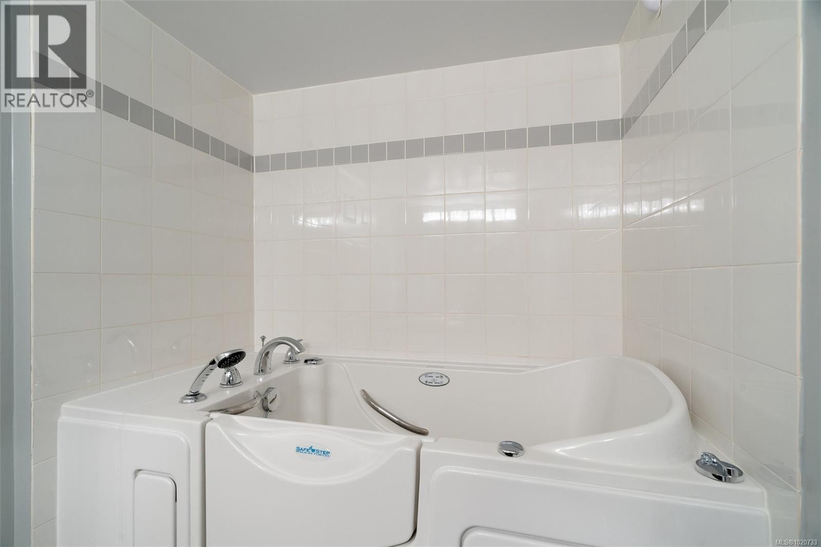 228 2245 James White Boulevard, Sidney