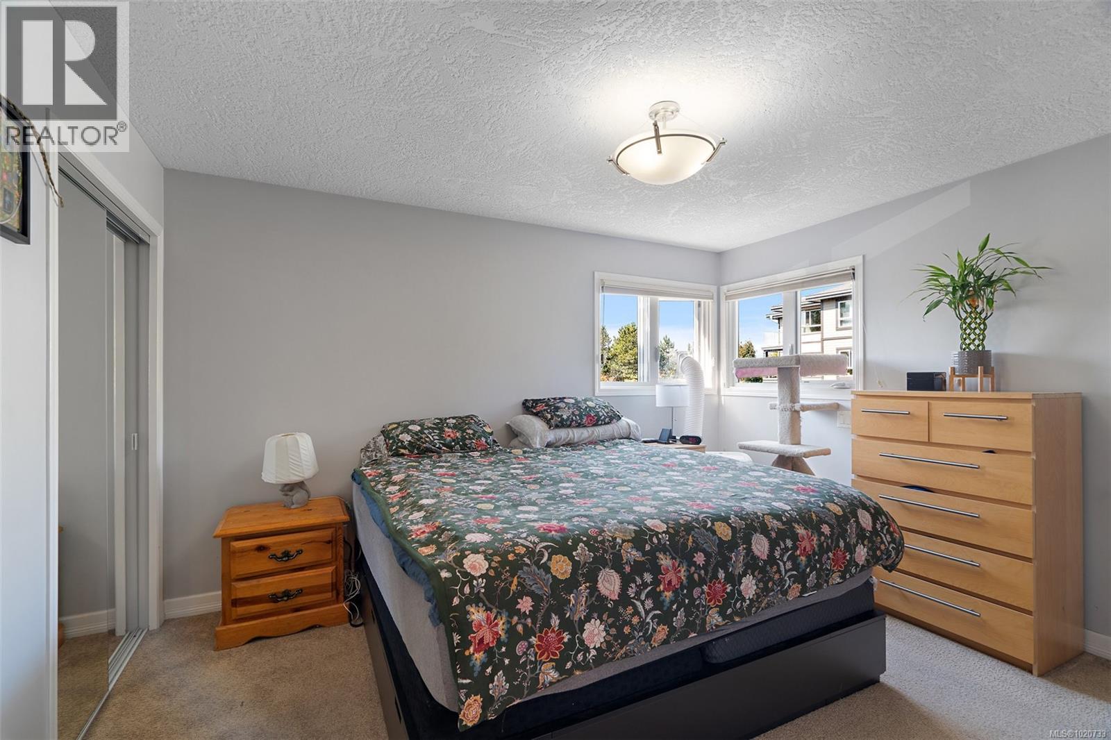 228 2245 James White Boulevard, Sidney