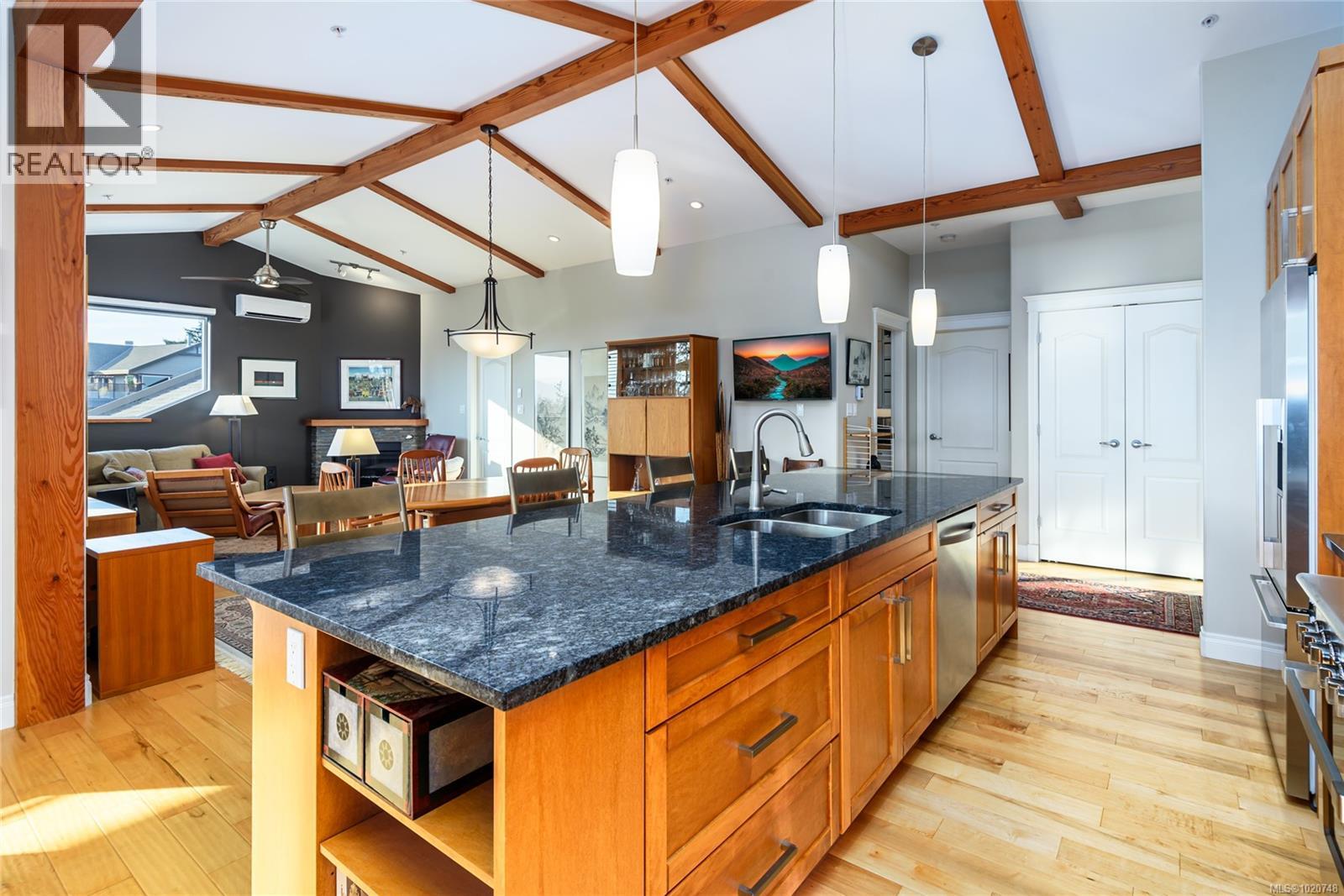 641 3666 Royal Vista Way, Courtenay