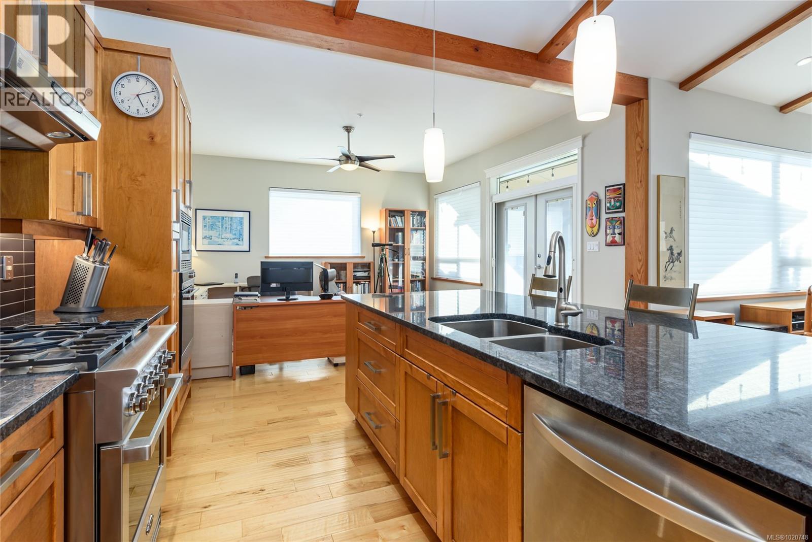 641 3666 Royal Vista Way, Courtenay