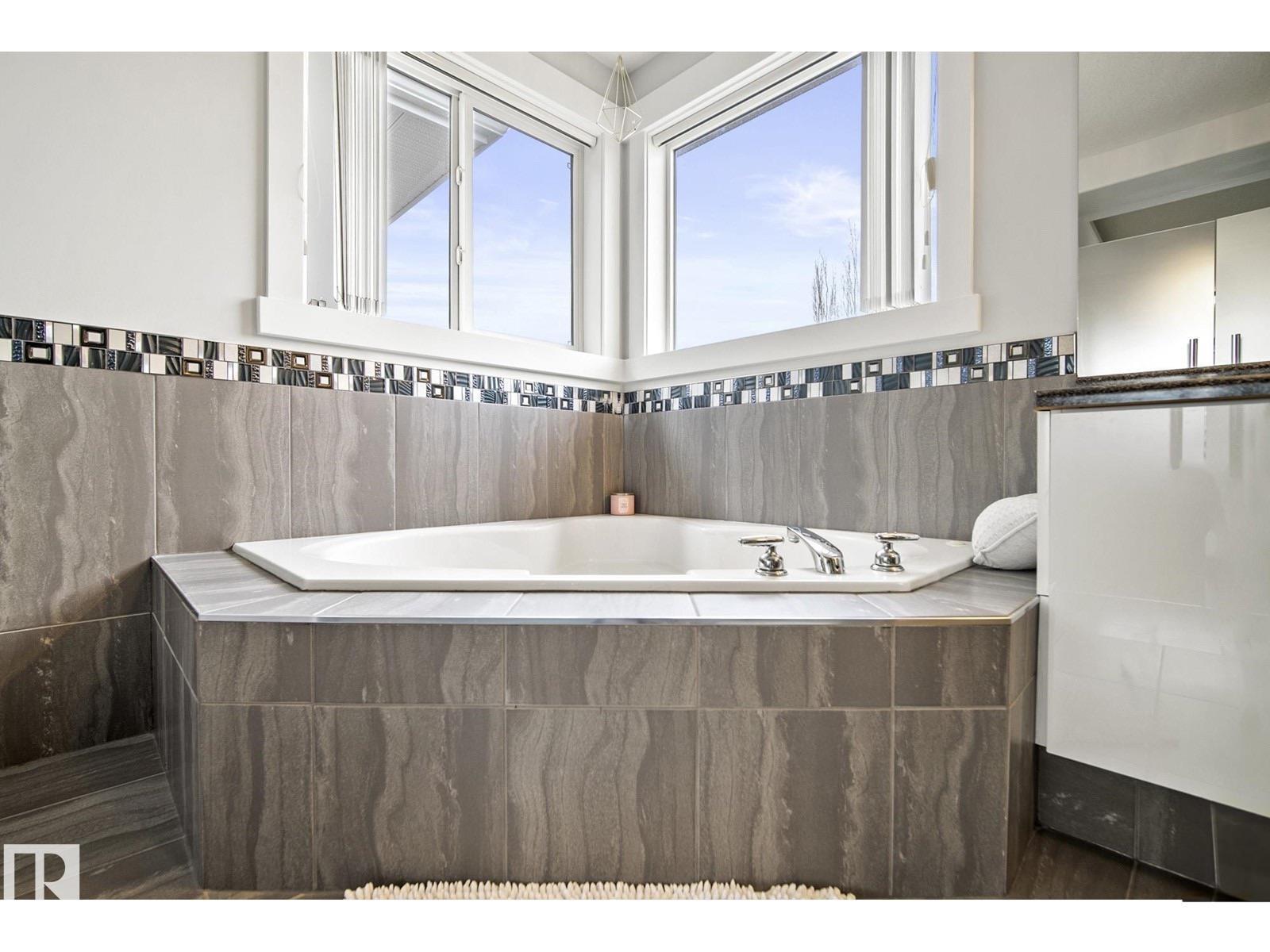 4748 154 AV NW, Edmonton