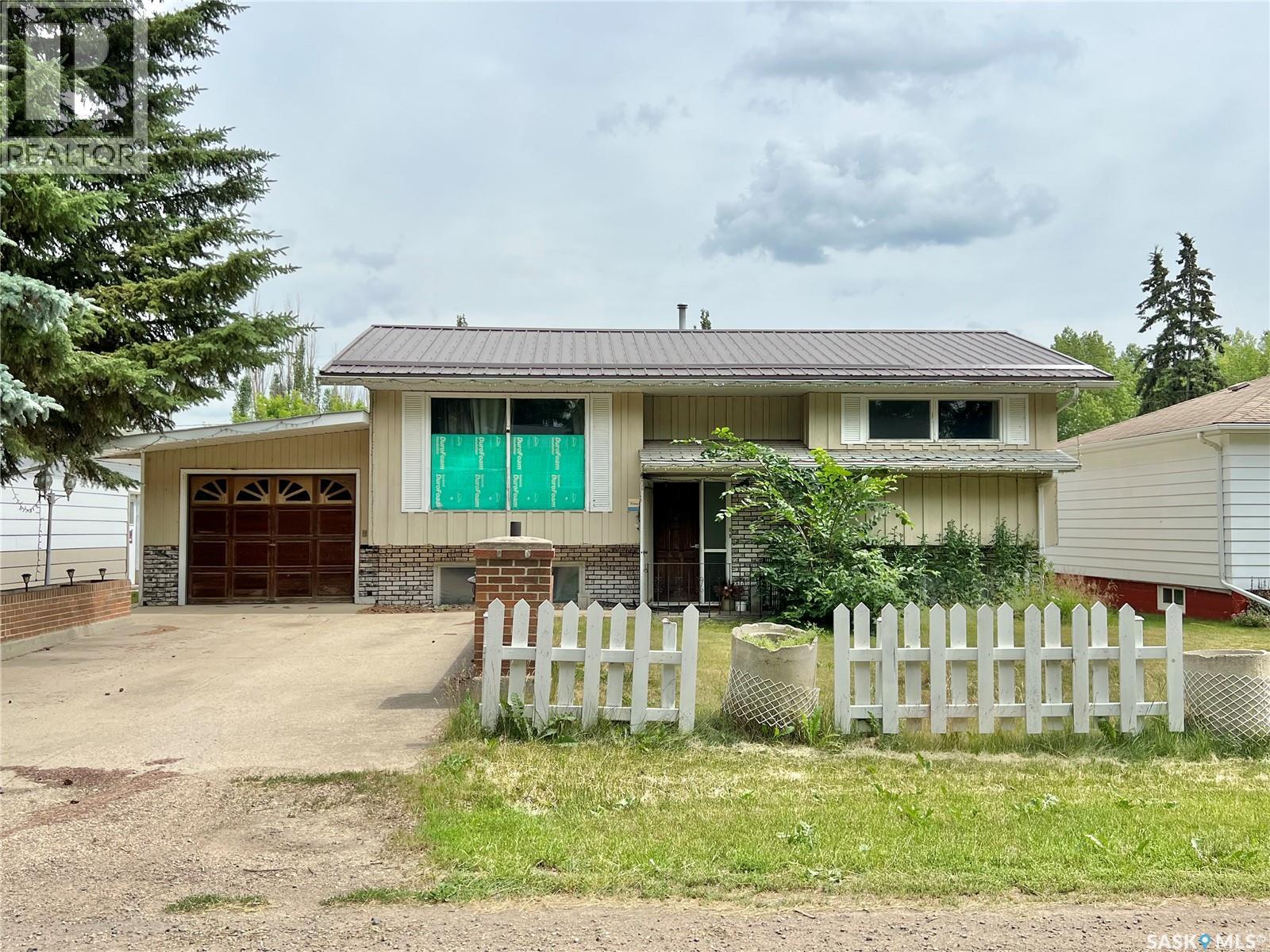 228 Katherine AVENUE N - 1