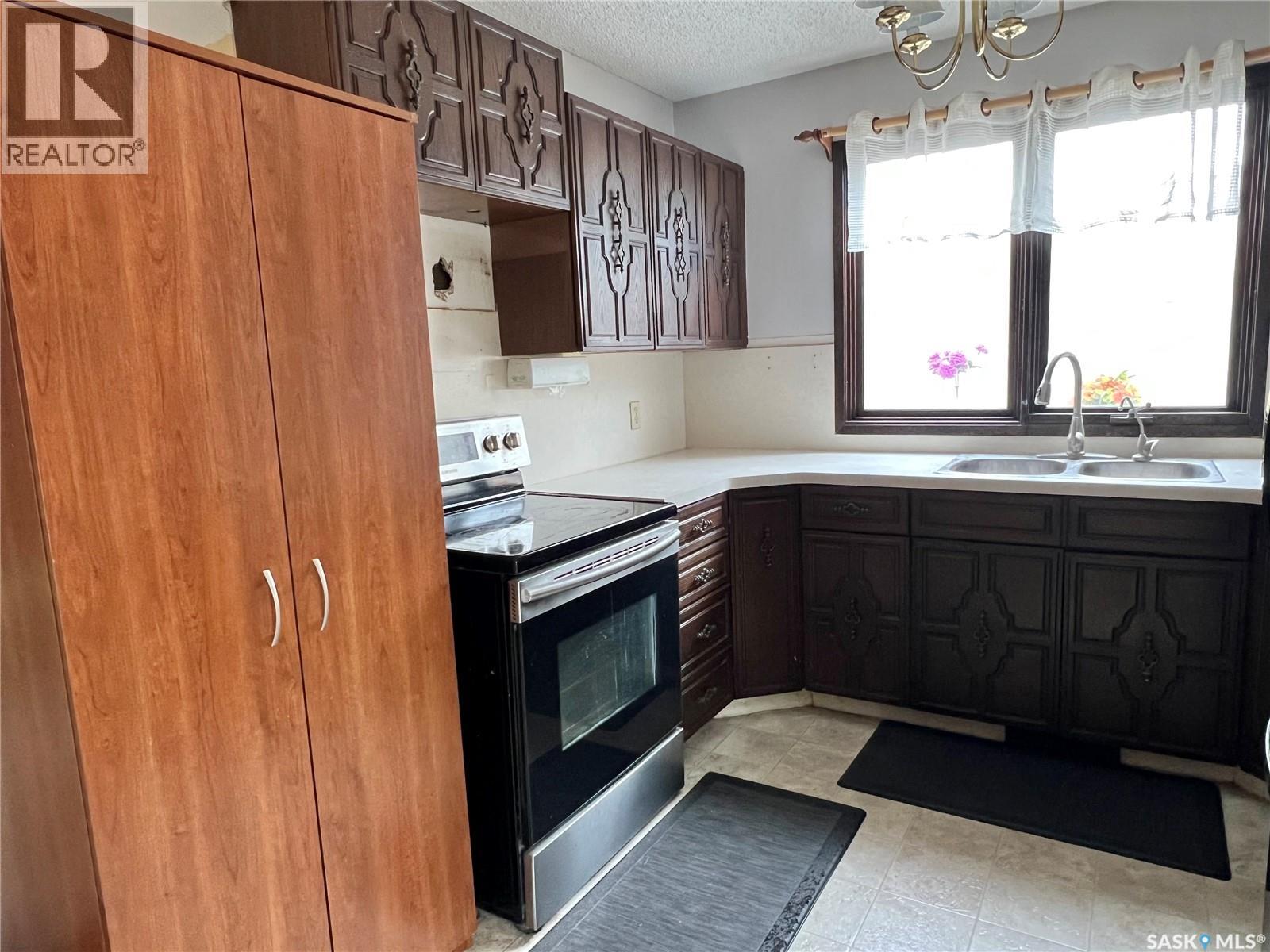228 Katherine AVENUE N - 11