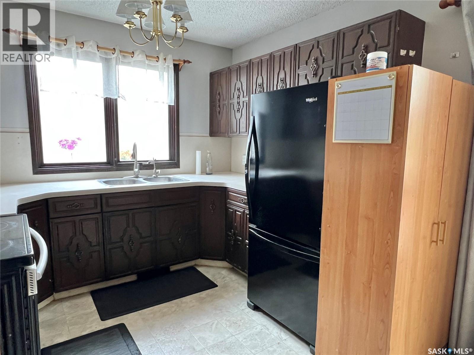 228 Katherine AVENUE N - 12