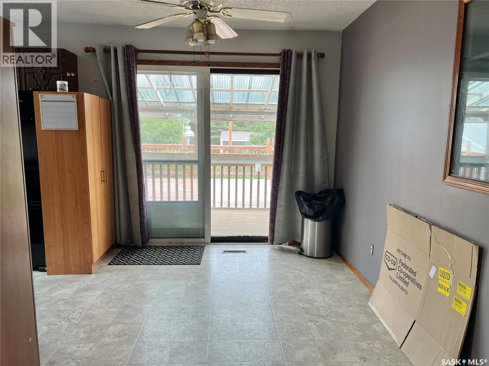 228 Katherine AVENUE N - 13