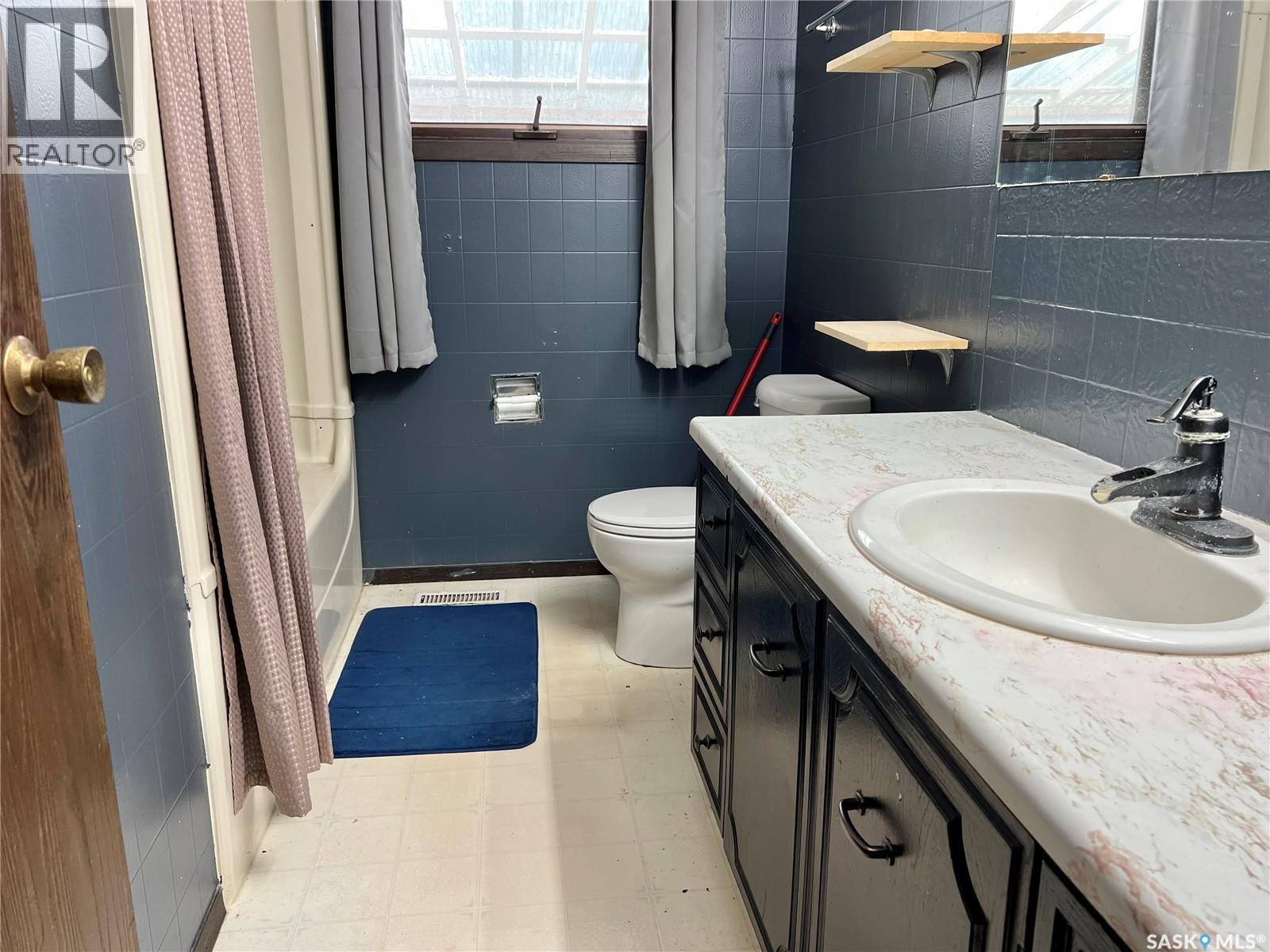 228 Katherine AVENUE N - 17
