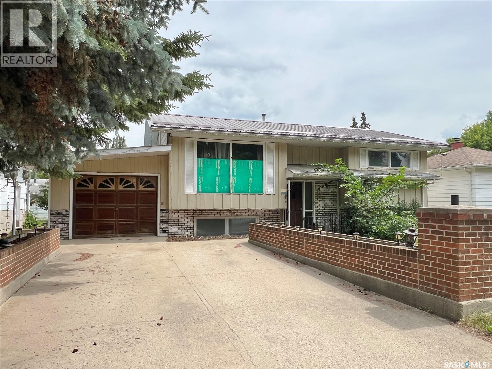 228 Katherine AVENUE N - 2