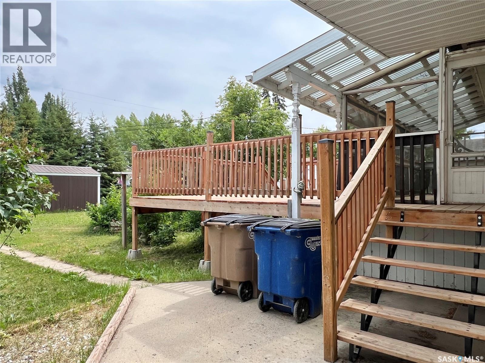 228 Katherine AVENUE N - 3