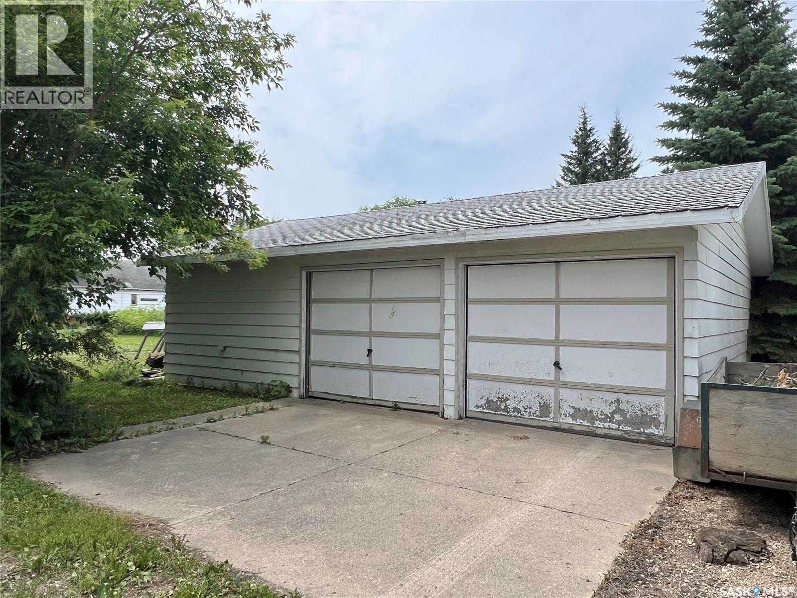 228 Katherine AVENUE N - 8