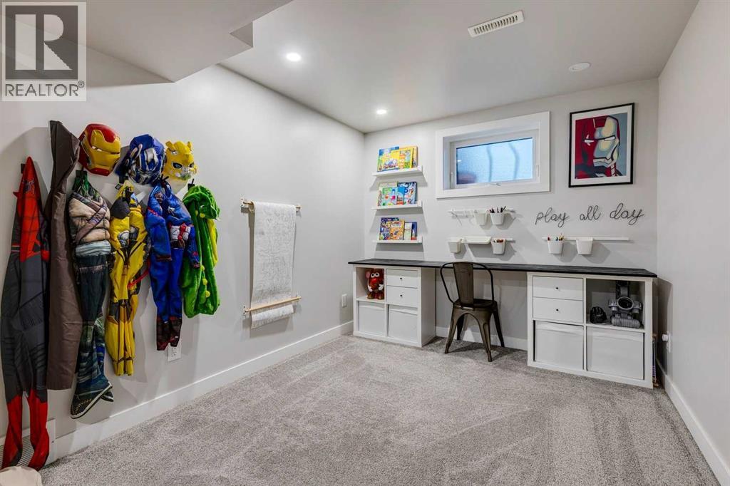 Single Family House 4 Level for Sale in  Vegas Road NW Varsity Calgary 