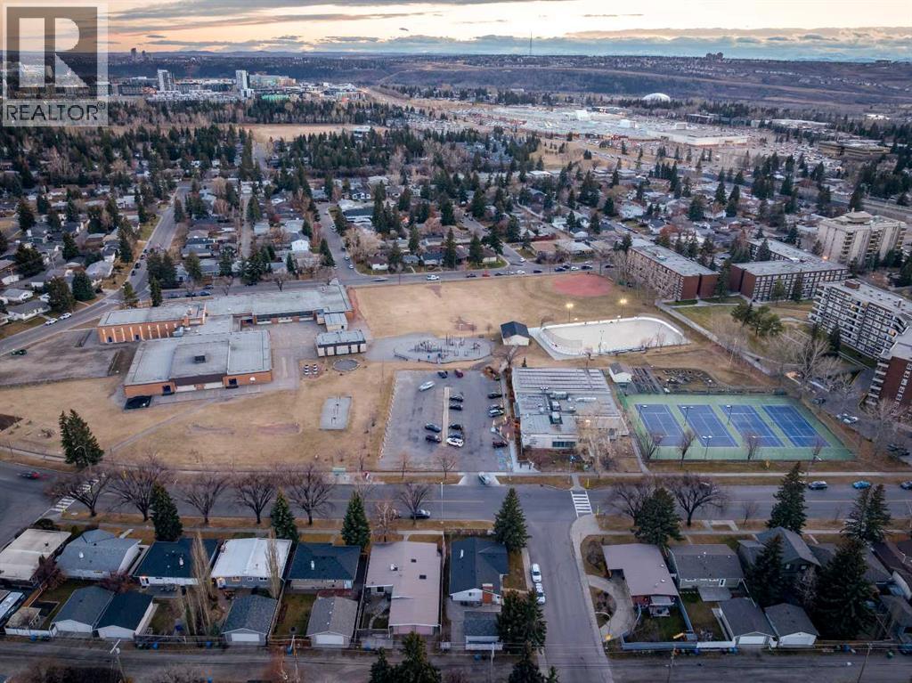 Single Family House 4 Level for Sale in  Vegas Road NW Varsity Calgary 