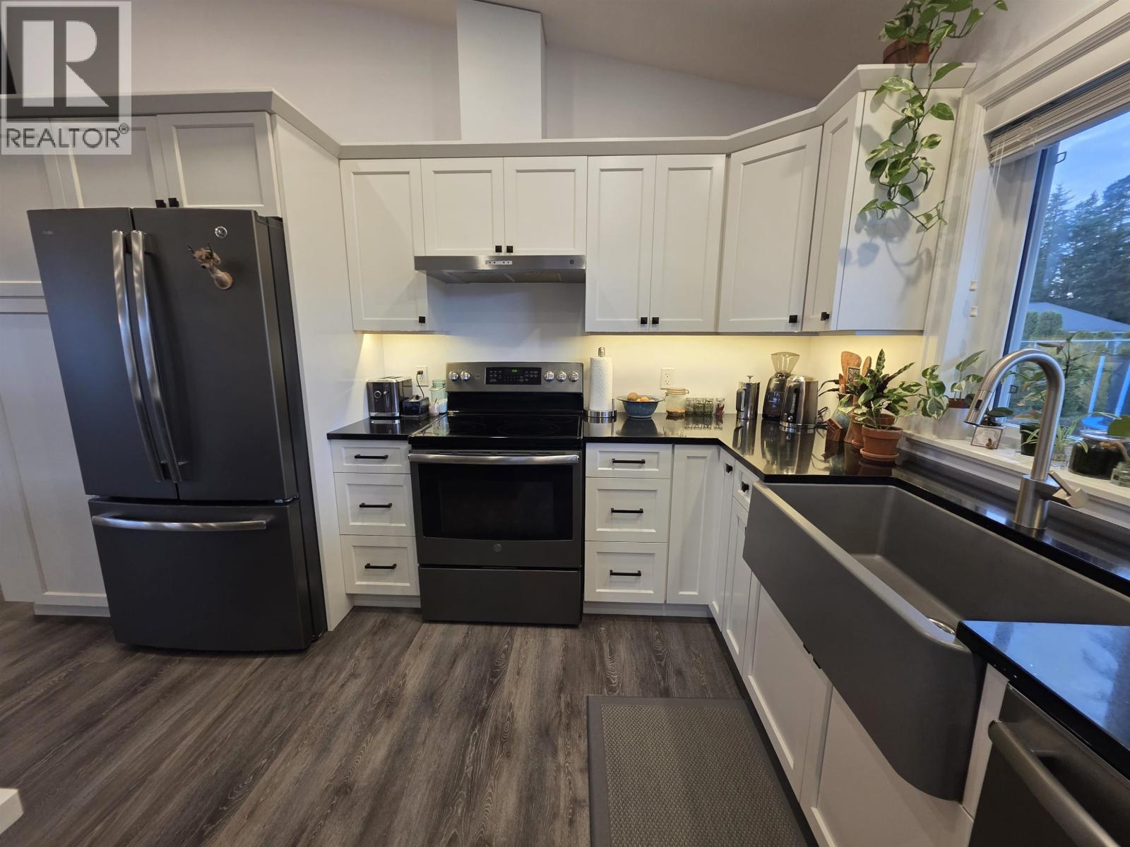 5110 JOLLIFFE AVENUE, Terrace