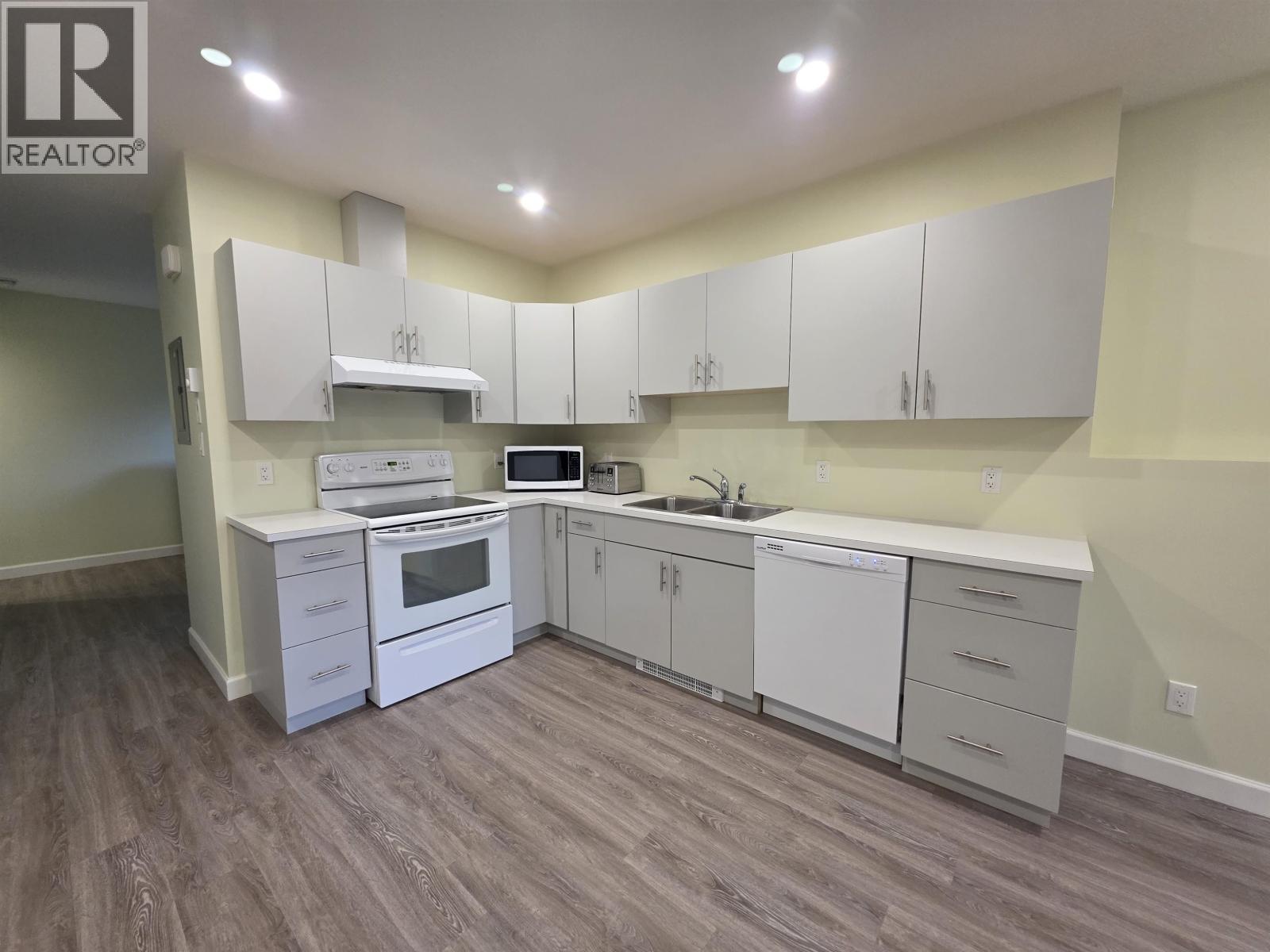 5110 JOLLIFFE AVENUE, Terrace