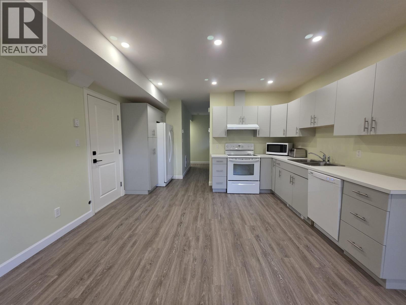 5110 JOLLIFFE AVENUE, Terrace