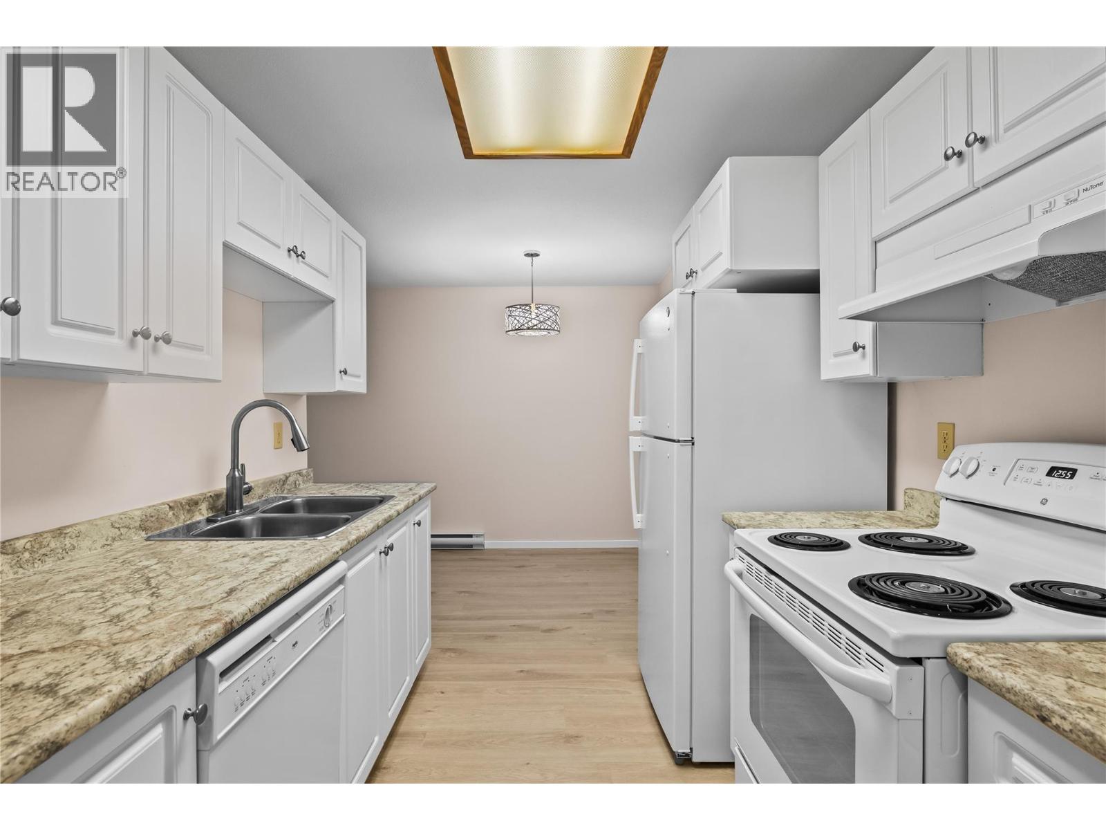 111 3180 De Montreuil Court, Kelowna