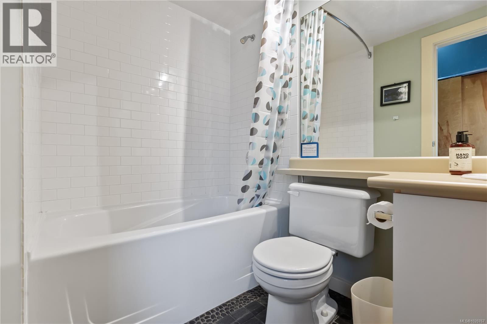 103 230 Main St, Tofino