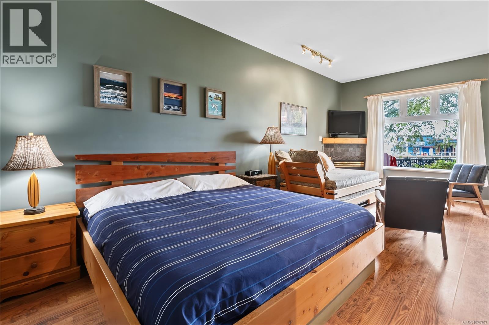 103 230 Main St, Tofino