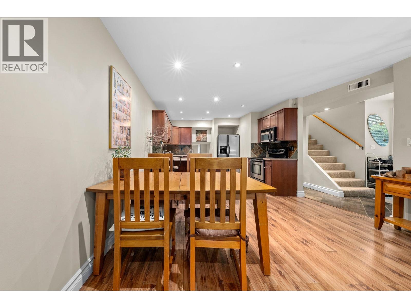 6 230 W 15TH STREET, North Vancouver