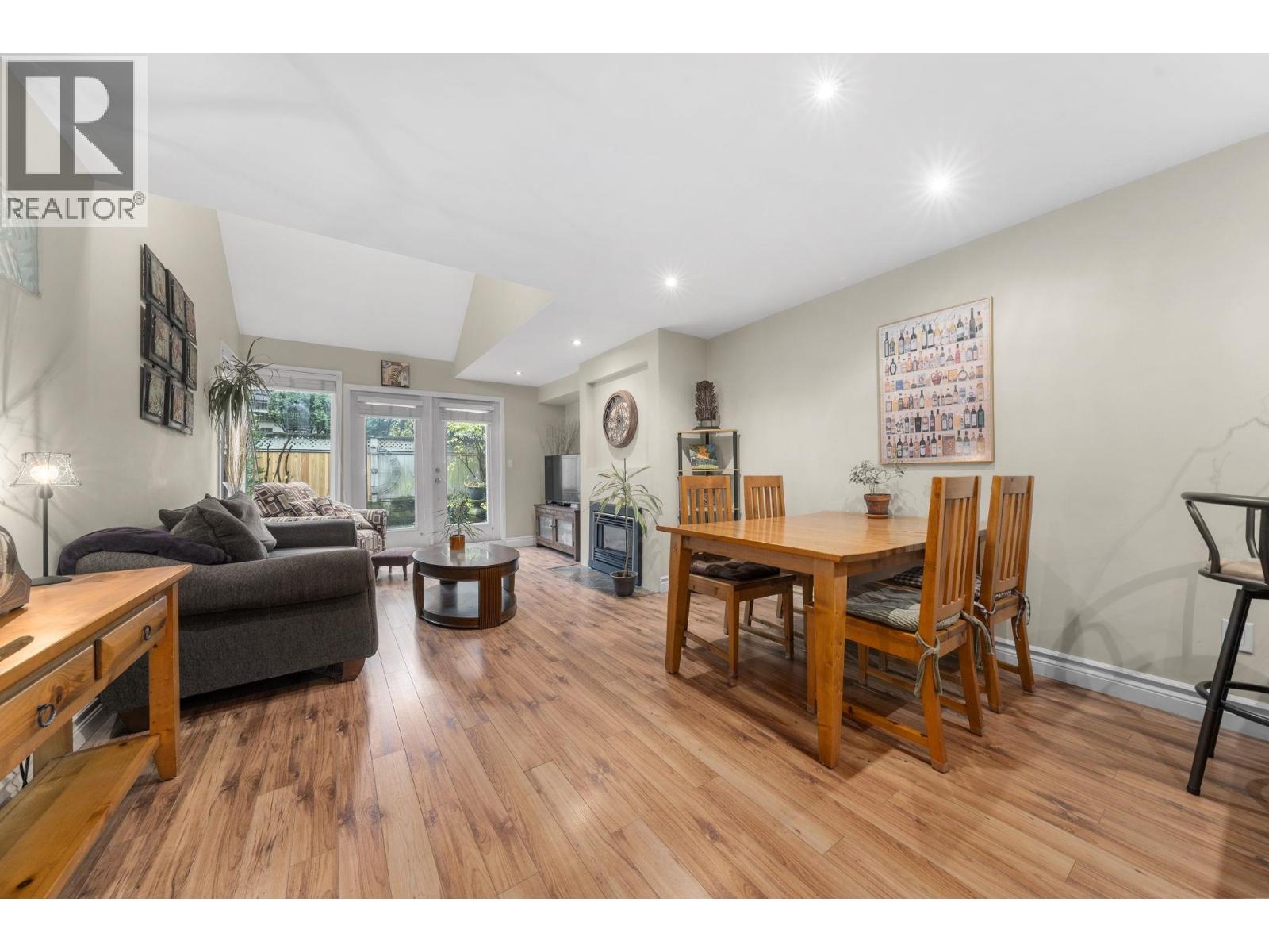 6 230 W 15TH STREET, North Vancouver