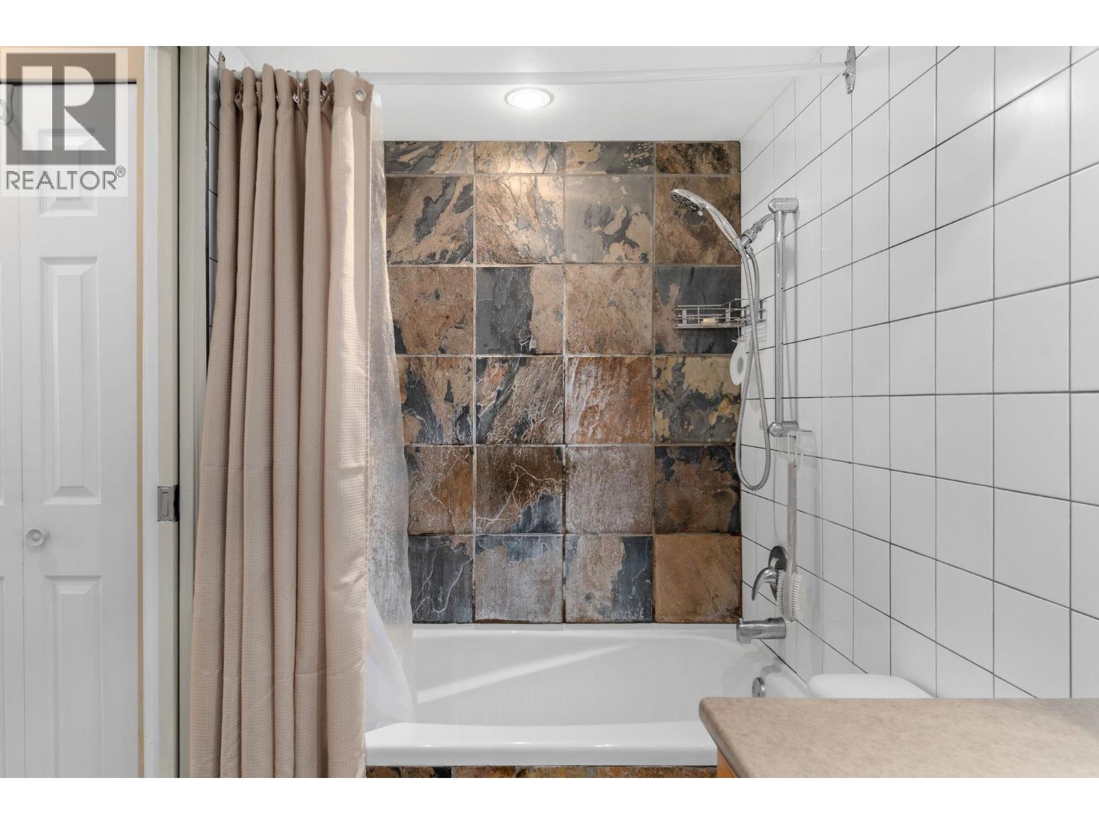 6 230 W 15TH STREET, North Vancouver