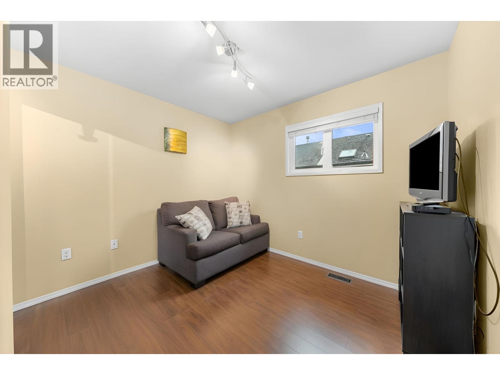 6 230 W 15TH STREET, North Vancouver