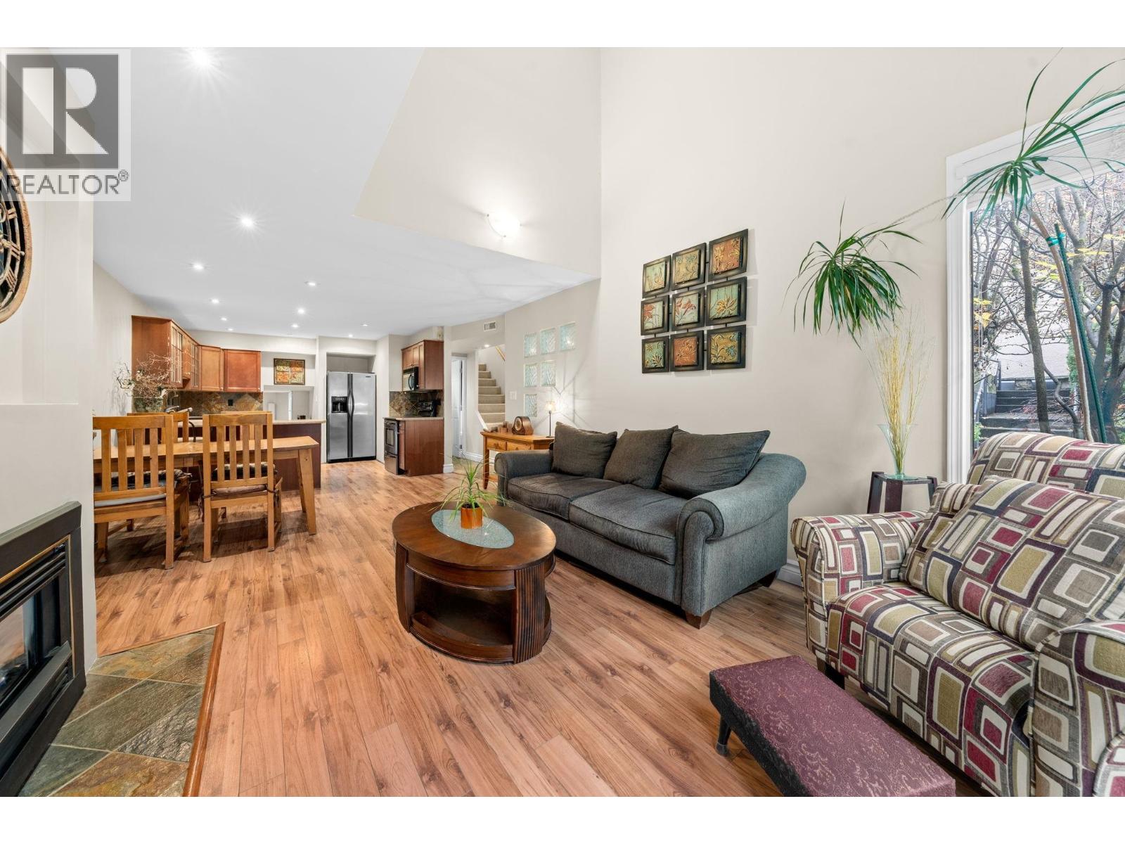 6 230 W 15TH STREET, North Vancouver