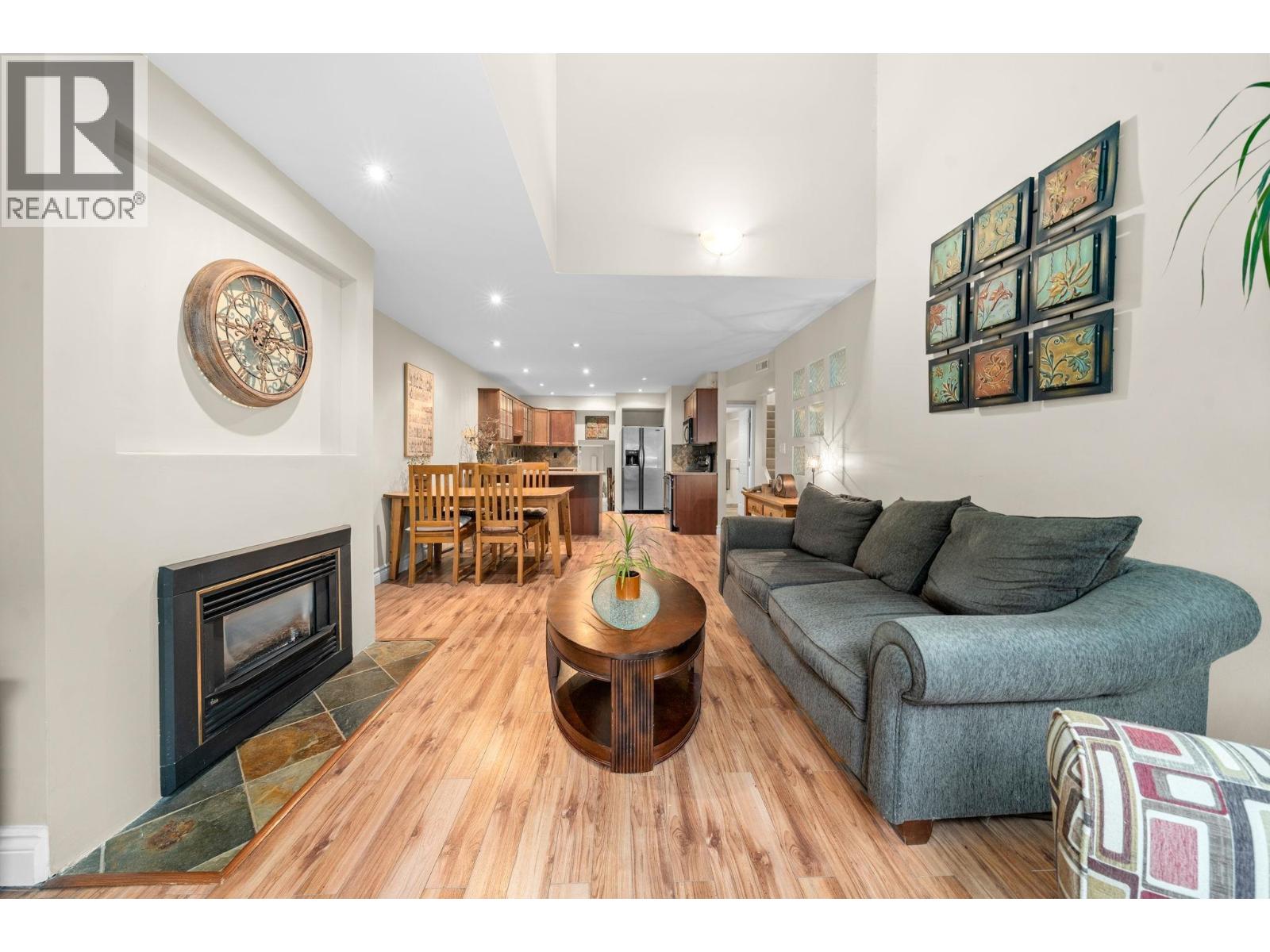 6 230 W 15TH STREET, North Vancouver