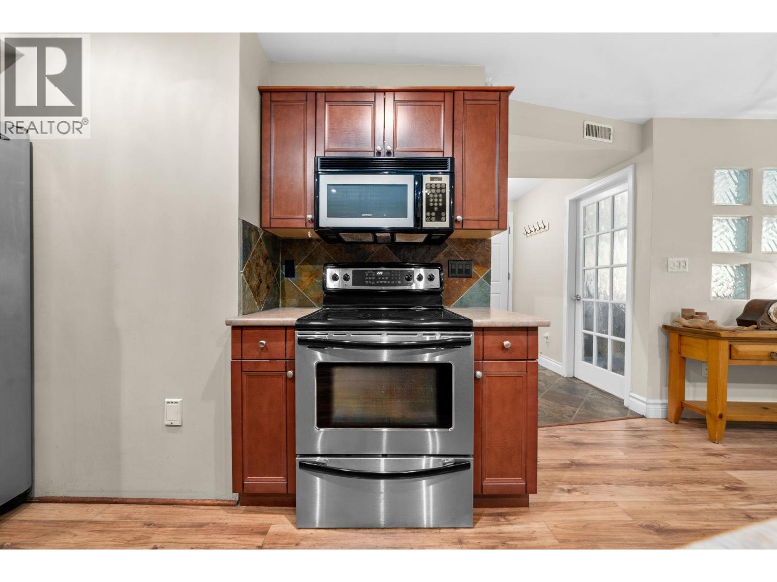 6 230 W 15TH STREET, North Vancouver