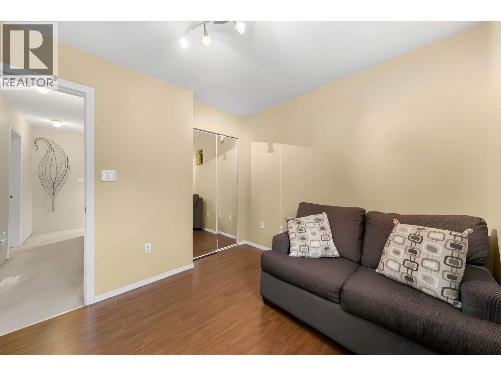 6 230 W 15TH STREET, North Vancouver