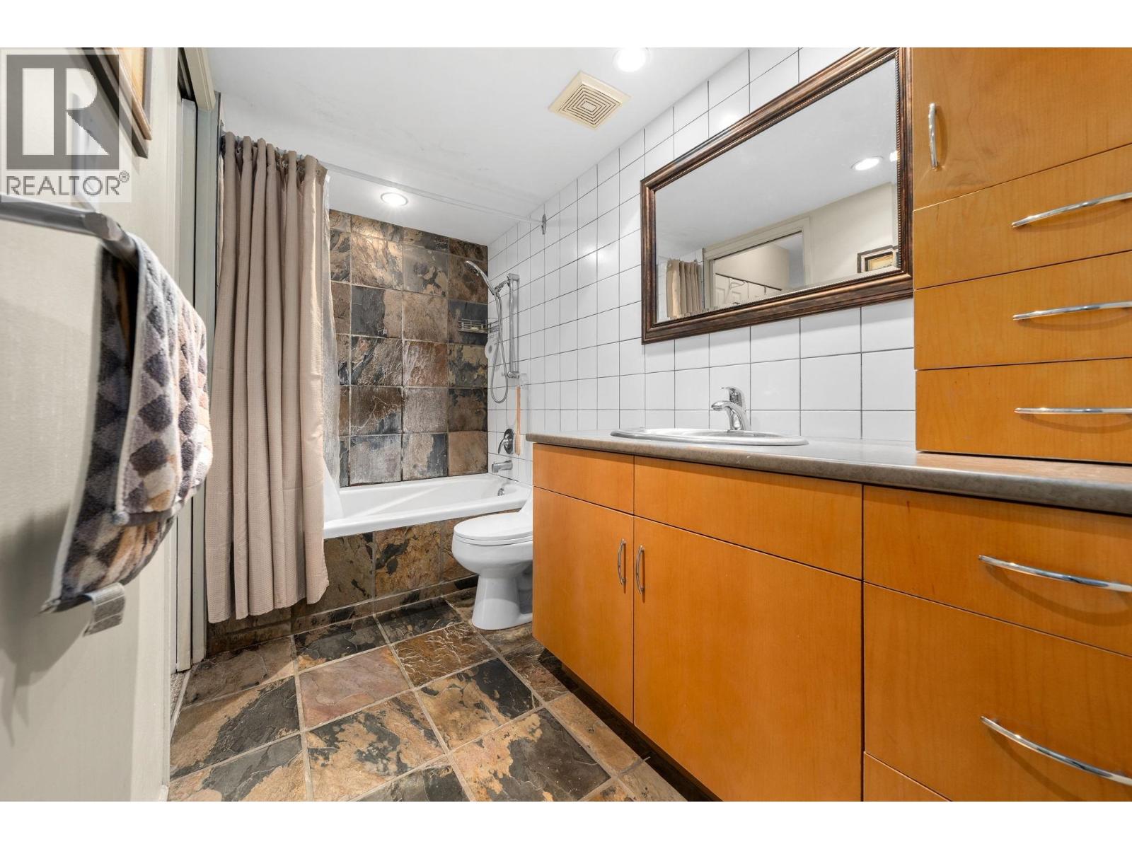 6 230 W 15TH STREET, North Vancouver